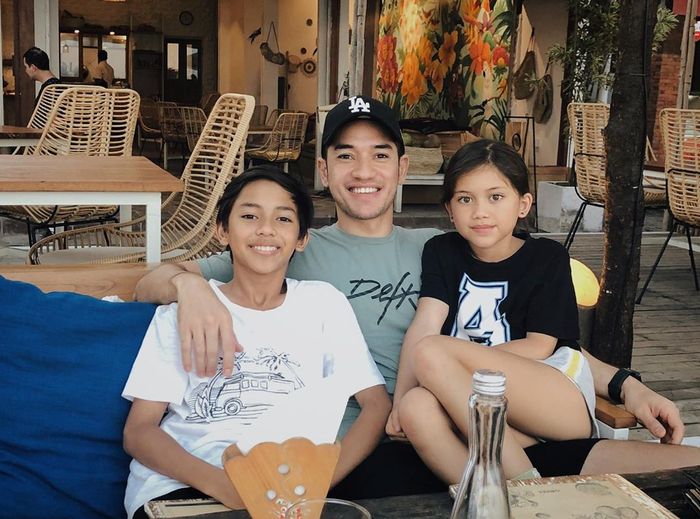 Andrew White dan kedua anaknya