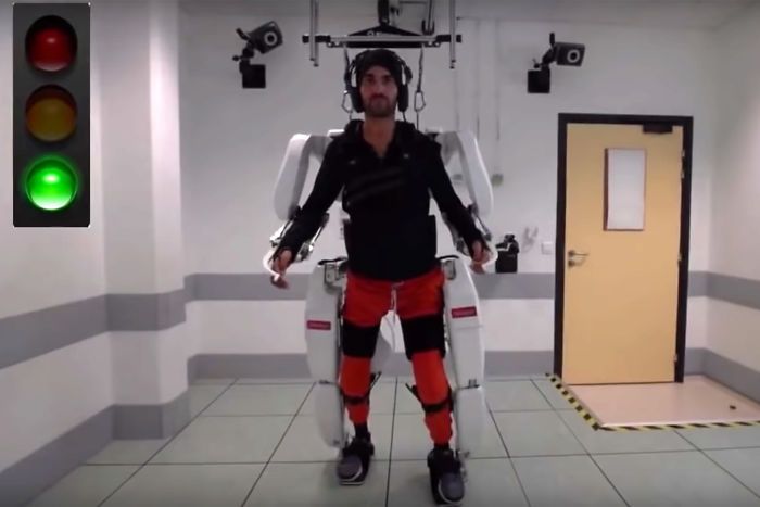 Thibault berjalan dengan teknologi exoskeleton.