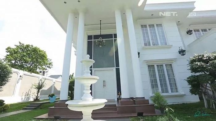 Penampakan depan rumah Uya Kuya