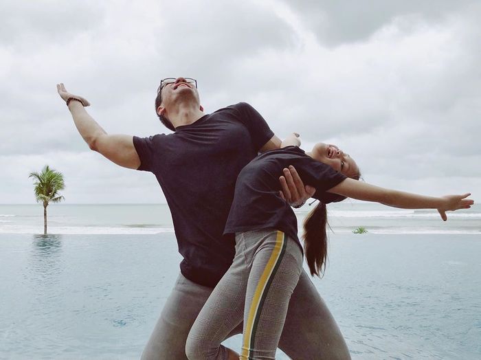 Sarah Deana dan Andrew White