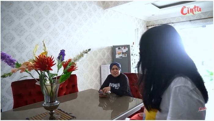 Meja makan di rumah Uya Kuya