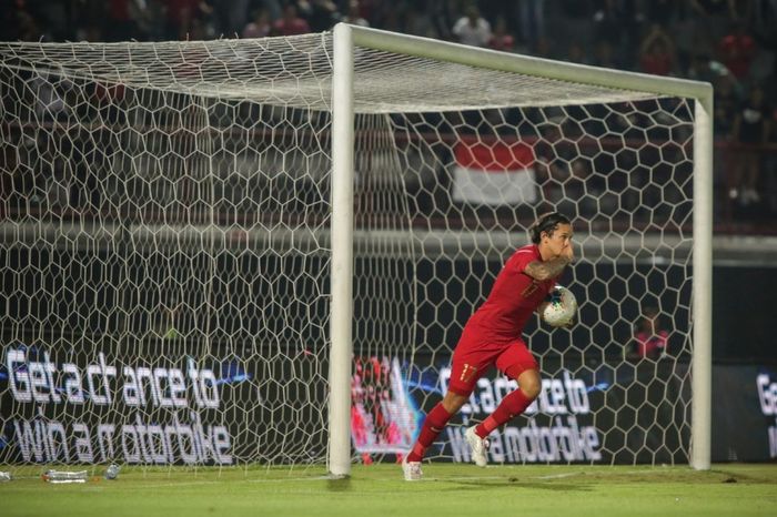 Selebrasi Irfan Bachdim ketika berhasil mencetak gol ke gawang Vietnam.