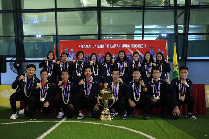 Anggota tim junior Indonesia berpose setelah menjadi kampiun Kejuaraan Dunia Junior 2019. Delapan pemain di antaranya akan memperkuat tim putra dan tim putri Indonesia pada Kejuaraan Beregu Asia 2022.