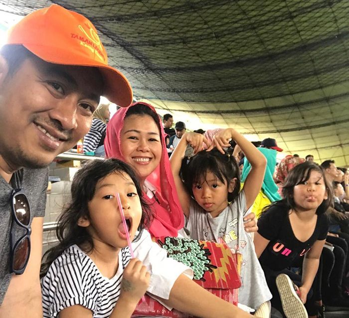 Yenny Wahid dan Dhorir Faris dengan ketiga putrinya
