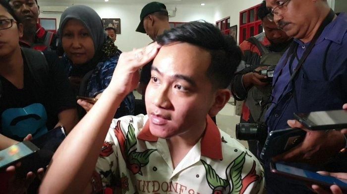 Putra sulung Presiden Joko Widodo, Gibran Rakabuming mendatangi kantor DPC PDIP Solo untuk mendaftar bakal calon wali kota, Senin (23/9/2019).