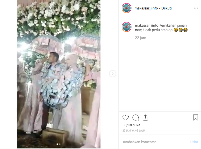 Pengantin berkalung uang