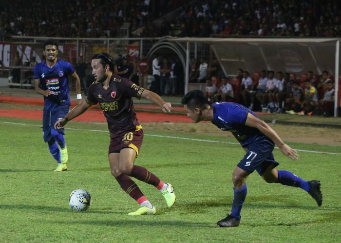 DIWAN BOXY/TRIBUN TIMUR
Penyerang PSM Makassar, Ezra Walian, beraksi melawan Arema FC dalam laga Liga 1 di Stadion Andi Mattalatta, Makassar, 16 Oktober 2019.