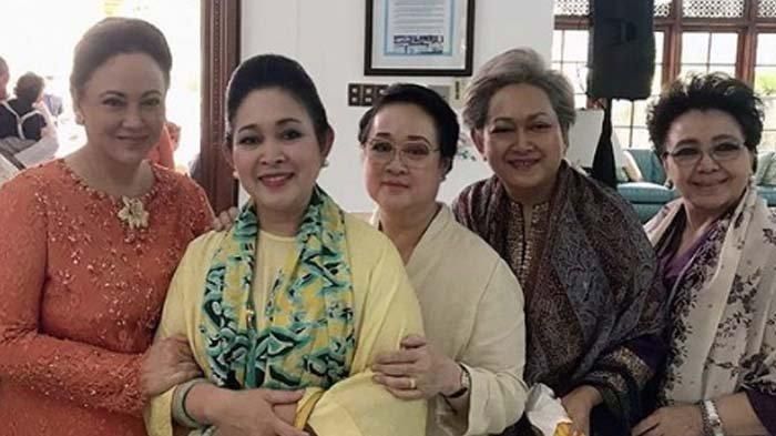 Halimah menjadi sorotan ketika menghadiri acara nujuh bulanan istri Panji Trihatmodjo