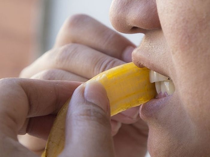 Kulit <a href='https://pontianak.tribunnews.com/tag/pisang' title='pisang'>pisang</a> untuk memutihkan gigi.