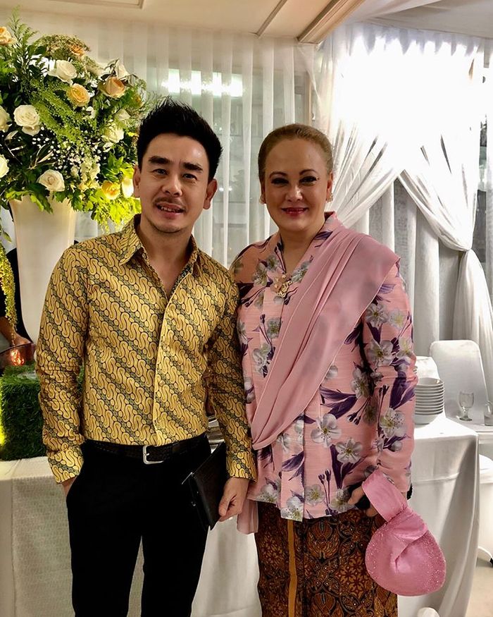 Senyuman terpancar jelas di wajah Halimah. Ia tampak mempesona dengan kebaya bermotif bunga-bunga.
