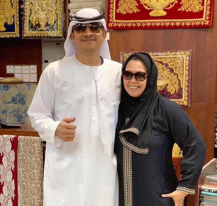 Yenny Wahid dan Dhorir Farisi dalam pakaian adat Dubai