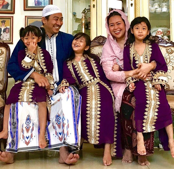 Yenny Wahid dan Dhorir Faris dengan ketiga putrinya