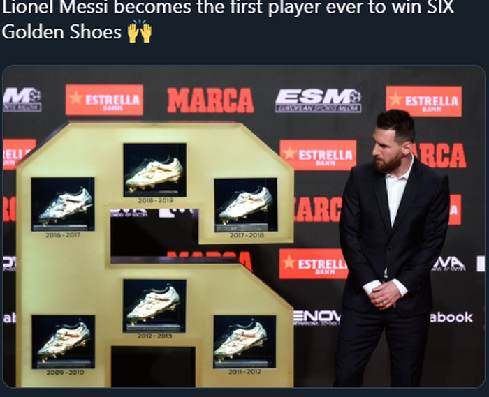 Lionel Messi berfoto dengan enam sepatu emasnya