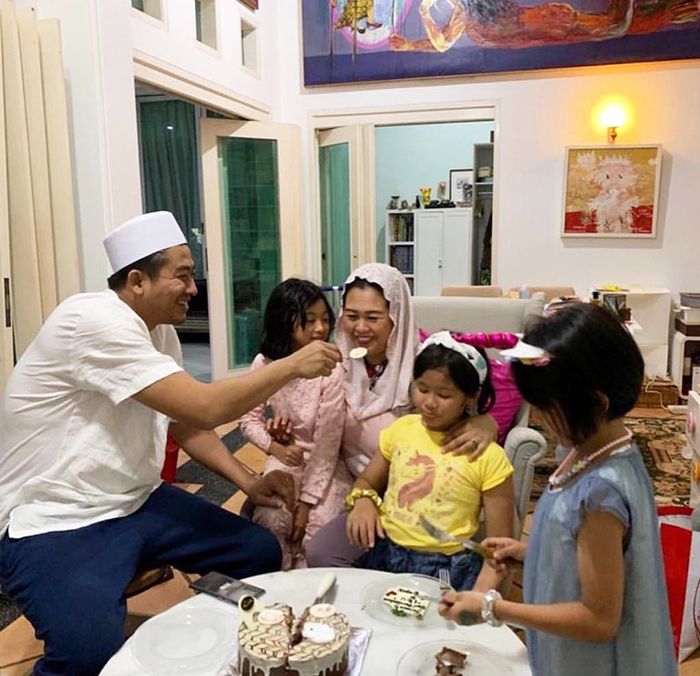 Yenny Wahid dan Dhorir Farisi merayakan anniversary
