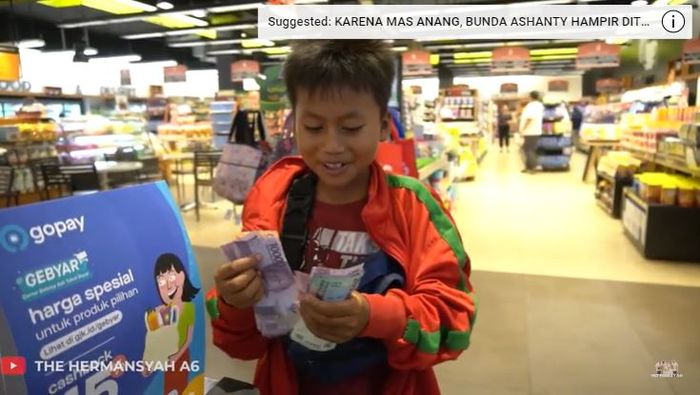 Putra saat menghitung uangnya di depan kasir