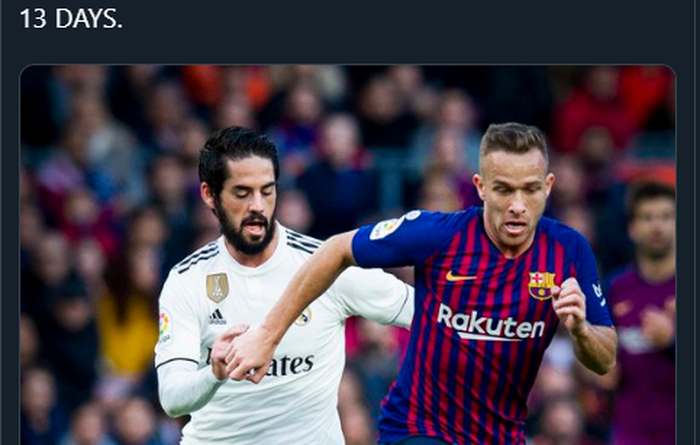 Gelandang Real Madrid, Isco (kiri) sedang berduel dengan Arthur (kanan) dalam laga El Clasico musim 2018/19