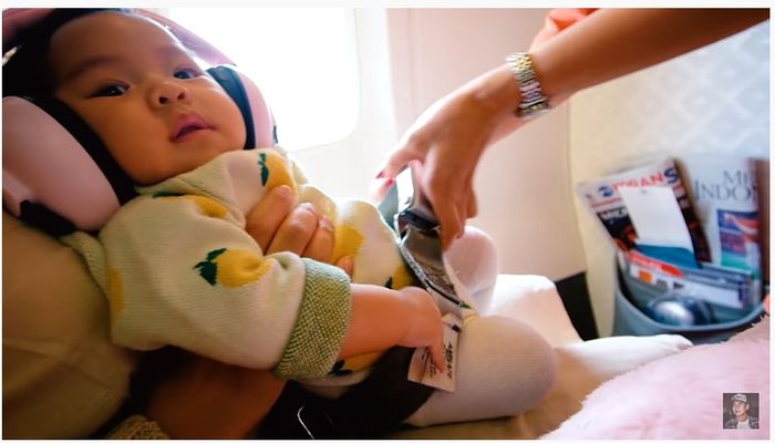 Bayi Alinea saat naik pesawat