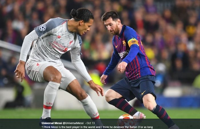 Megabintang Barcelona, Lionel Messi (kanan), berduel dengan bek tengah Liverpool, Virgil van Dijk, dalam pertandingan leg I semifinal Liga Champions 2018-2019 di Stadion Camp Nou.