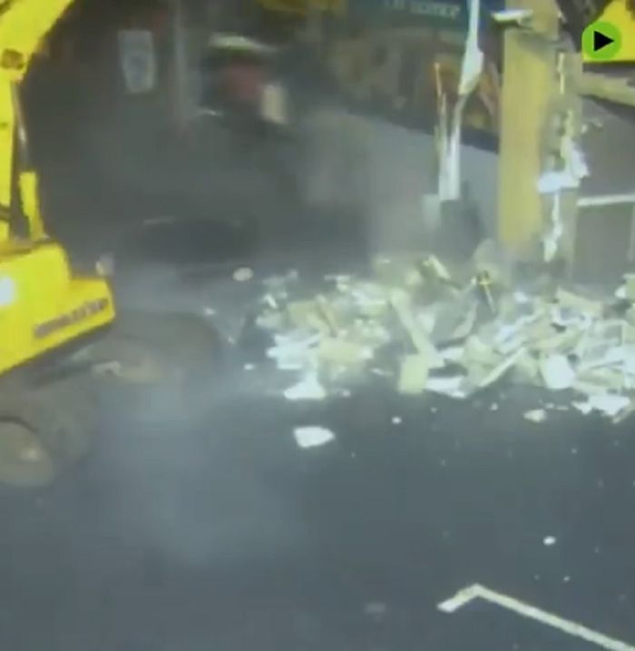 Perampok Bobol ATM Menggunakan Buldozer