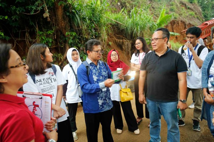 Prof. Ir. Ahmad Sulaeman, MS, PhD dan Arif Mujahidin, Communications Director Danone Indonesia, dalam acara Jelajah Gizi 2019, Bogor.