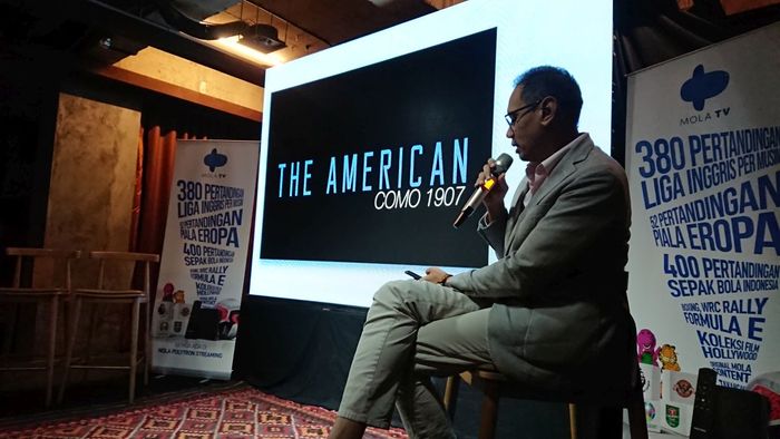Perwakilan MolaTV, Mirwan Suwarso, menunjukkan teaser untuk dokumenter berjudul The American: Como 1907 pada acara media gathering, Kamis (17/10/2019).