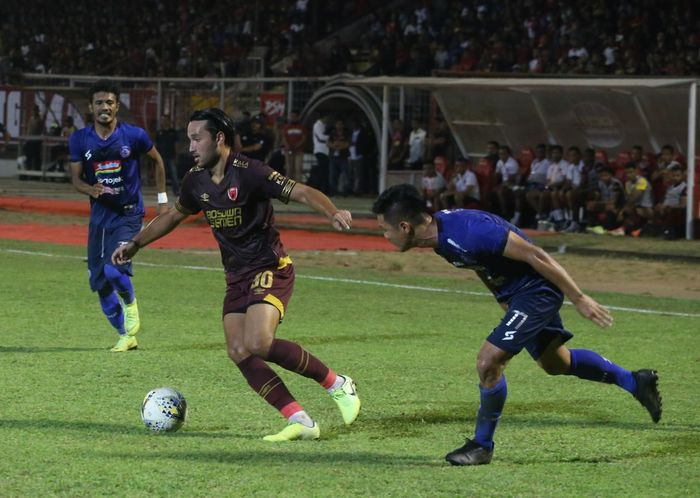 Ezra Walian beraksi dalam laga Liga 1 2019 PSM Makassar vs Arema FC di Stadion Andi Mattalatta, Makassar, 16 Oktober 2019.