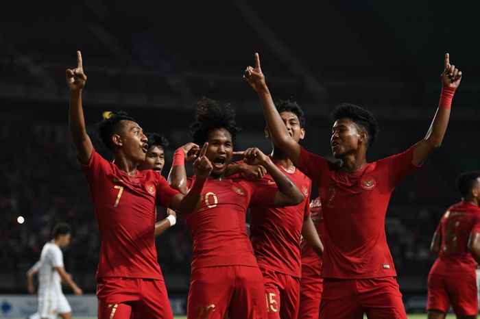 Pemain timnas U-19 Indonesia merayakan gol yang dicetak ke gawang timnas U-19 China dalam laga uji coba di Stadion Gelora Bung Tomo, Surabaya, Kamis (17/10/2019).