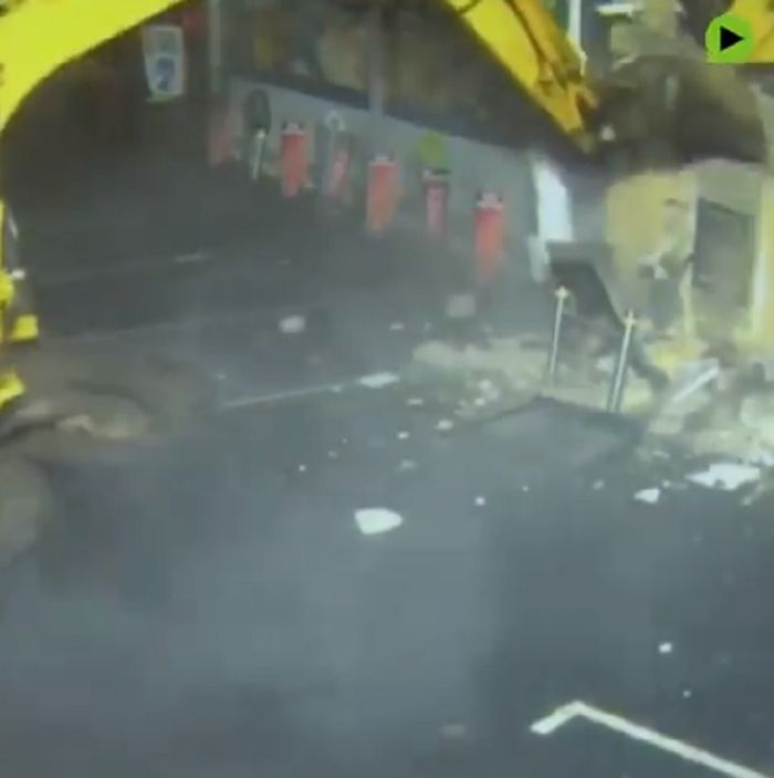 Perampok Bobol ATM Menggunakan Buldozer