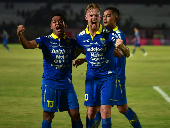 Pemain Persib Bandung merayakan gol yang dicetak oleh Kevin van Kippersluis ke gawang Persebaya Surabaya pada pekan ke-23 Liga 1 2019.