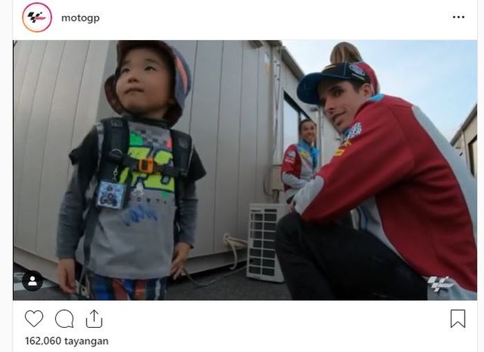 Alex Marquez Bersama Seorang Bocah di Jepang.