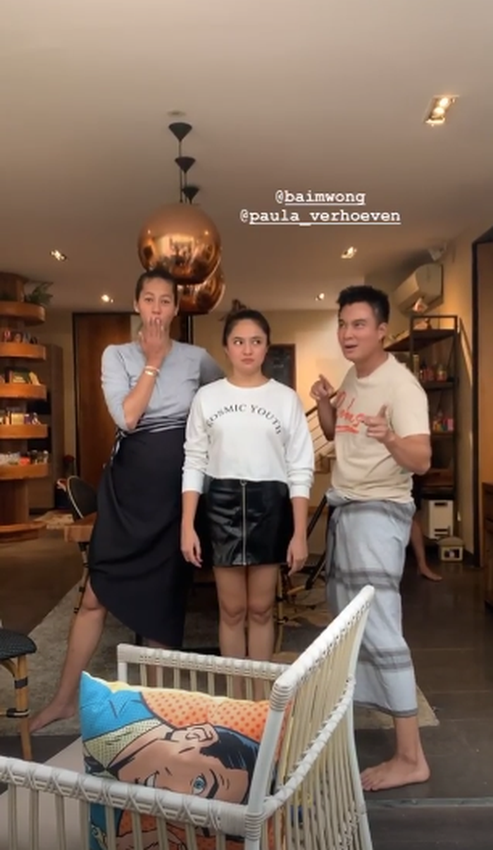 Penampilan Paula Verhoeven saat foto bersama Marshanda, mantan kekasih Baim Wong