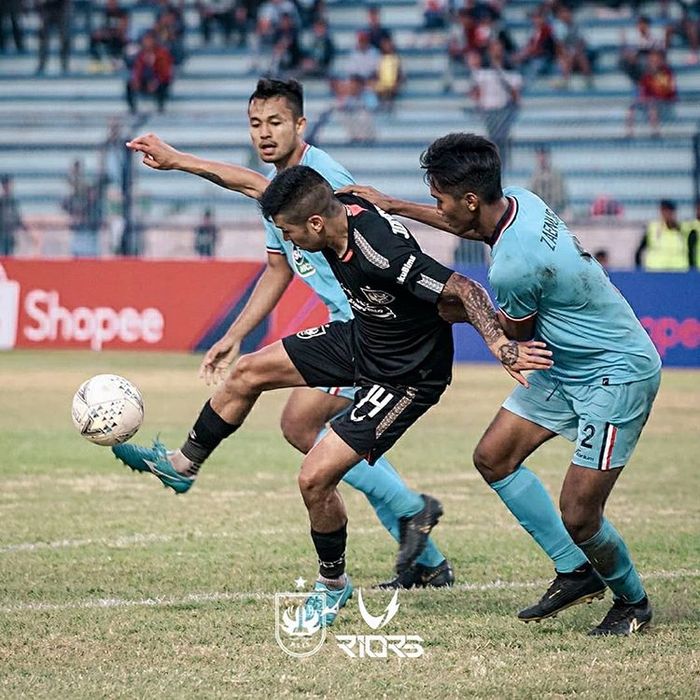 Gelandang PSIS Semarang, Jonathan Cantillana, mendapatkan pengawalan dari pemain Persela Lamongan pada laga pekan ke-23 Liga 1 2019.