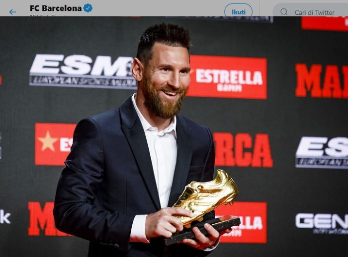 Kapten Barcelona, Lionel Messi menerima penghargaan sebagai pemegang Sepatu Emas Eropa atau Europa Golden Shoe.