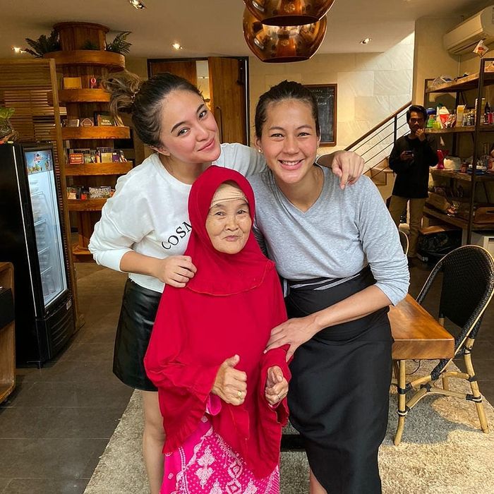 Penampilan Paula Verhoeven berfoto bersama Marshanda