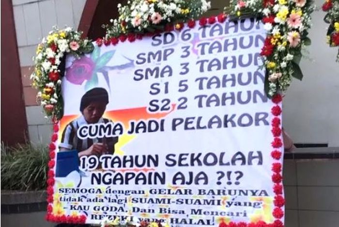 Viral Saat Wisuda Mba Wanita Dapat Papan Bunga Disebut Pelakor Dari Istri Yang Kau Goda Suaminya Tribun Timur