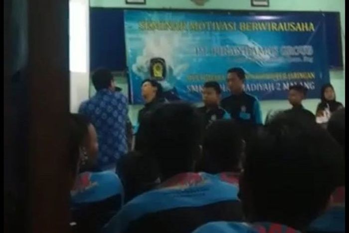 AS, sang motivator sedang menampar kelima siswa SMK