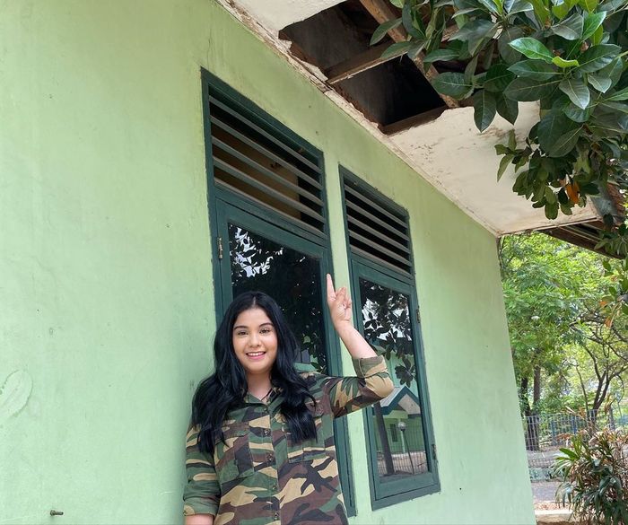 Annisa Pohan menunjukkan plafon jebol yang ternyata adalah sarang biawak.