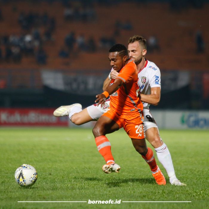 Pemain Borneo FC, Terens Puhiri (orange), berduel dengan penyerang Bali United Ilija Spasojevic (putih) dalam lanjutan Liga 1 2019 di Stadion Segiri, Samarinda, Jumat (18/10/2019).