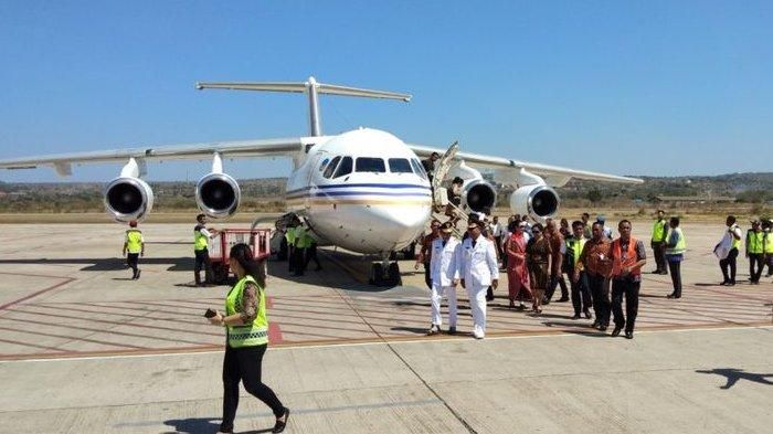 Gubernur NTT Viktor Bungtilu Laiskodat, saat turun dari pesawt jet pribadinya di Bandara El Tari Kupang, Kamis (6/9/2018)
