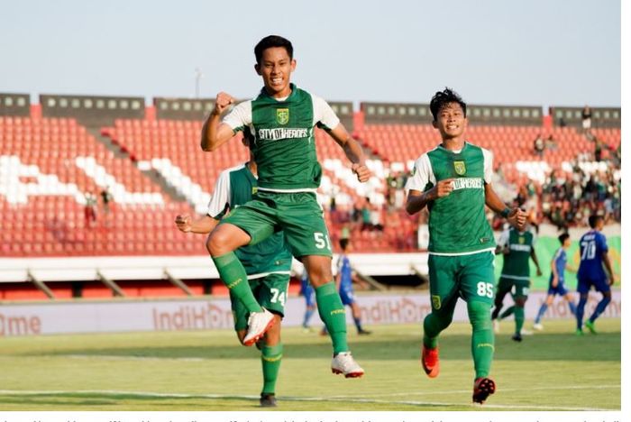 Perayaan gol Zulfikar Akhmad Medianar Arifin setelah membuat Persebaya U-20 unggul atas PSIS Semarang U-20 di Stadion Kapten I Wayan Dipta, Gianyar, dalam partai Semifinal Elite Pro Academy U-20.