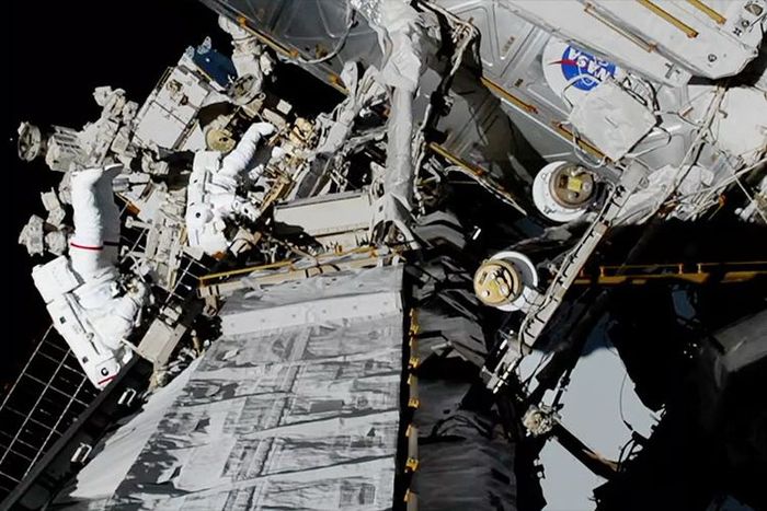 Astronot Christina Koch dan Jessica Meir ketika mengganti baterai yang rusak di spacewalk yang berlangsung selama 7 jam 17 menit.