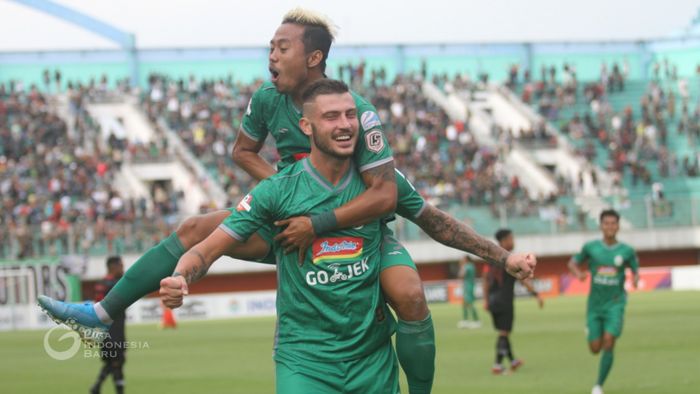 Pemain PSS Sleman, Hari Yudo dan Yevhen Bohkashvili, merayakan gol kemenangan melawan Kalteng Putra, Jumat (18/10/2019).