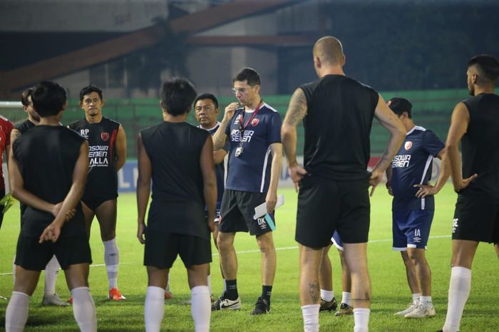 Darije Kalezic (tengah) ketika memimpin latihan PSM Makassar di Stadion Mattoangin sebagai persiapan menghadapi Persija Jakarta pada Minggu (20/10/2019).