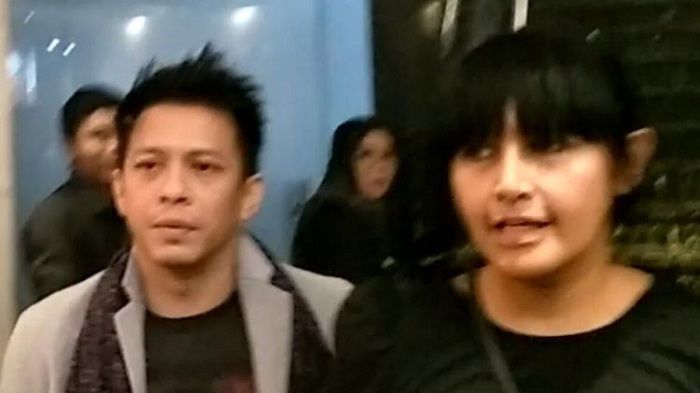 Vokalis Ariel NOAH bersama teman wanitanya usai menyaksikan konser Marcell Tujuhbelas di Balai Sarbini, Semanggi, Jakarta Pusat, Jumat (18/10/2019).