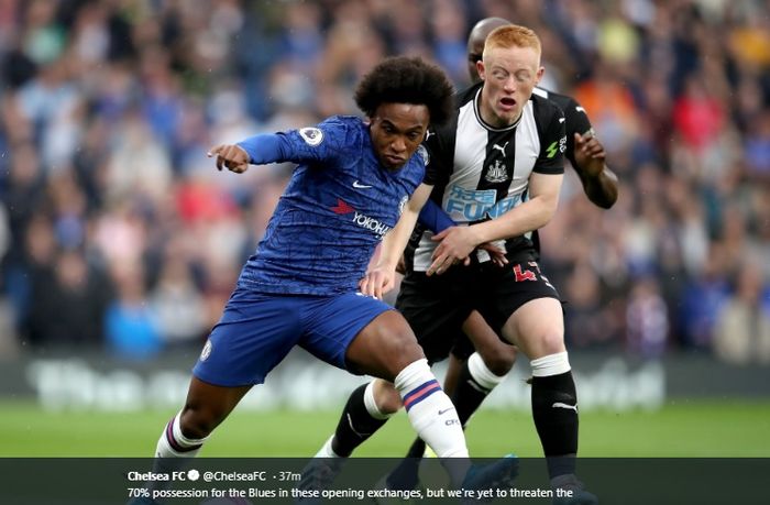 Winger Chelsea, Willian, terlibat perebutan bola dengan pemain Newcastle United, Matthew Longstaff, pada pertandingan babak I pekan ke-9 di Stadion Stamford Bridge, Sabtu (19/10/2019).