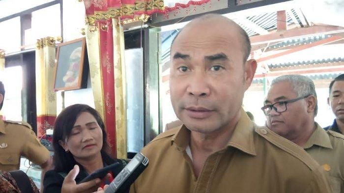 Gubernur Viktor Laiskodat sewaktu memberikan keterangan kepada wartawan di Gedung Sasando, Senin (25/3/2019)