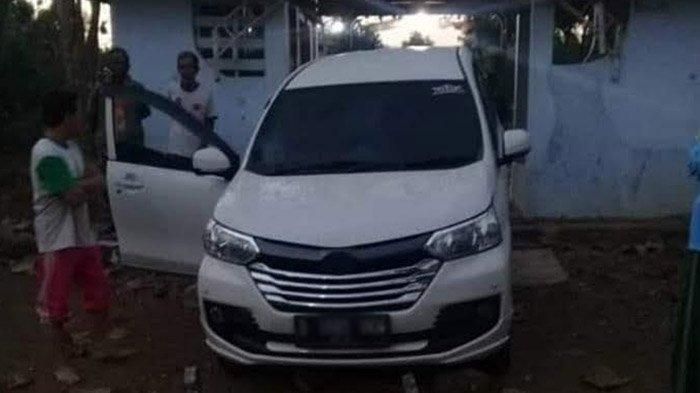 Warga mengeluarkan mobil dari dalam kuburan