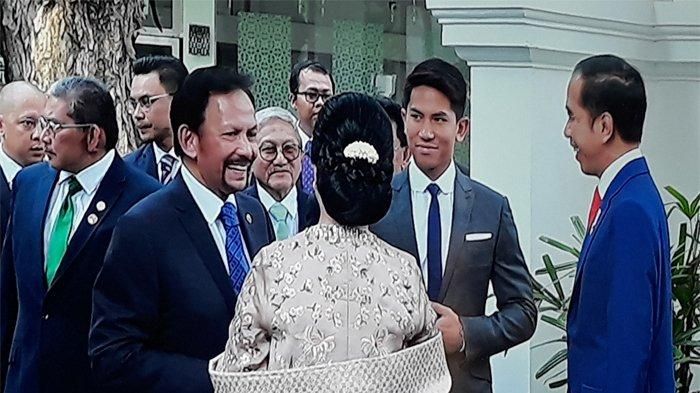 Pangeran Mateen menemani sang ayah saat menghadiri pelantikan Presiden RI
