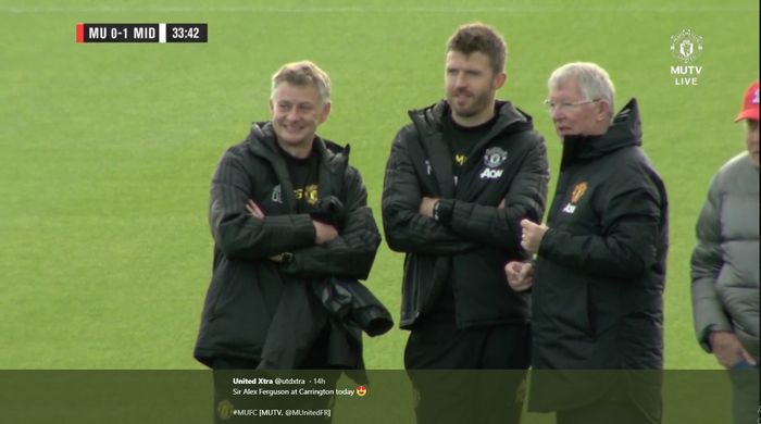 Ole Gunnar Solskjaer, Michael Carrick, dan Sir Alex Ferguson berbincang di lokasi latihan Manchester United