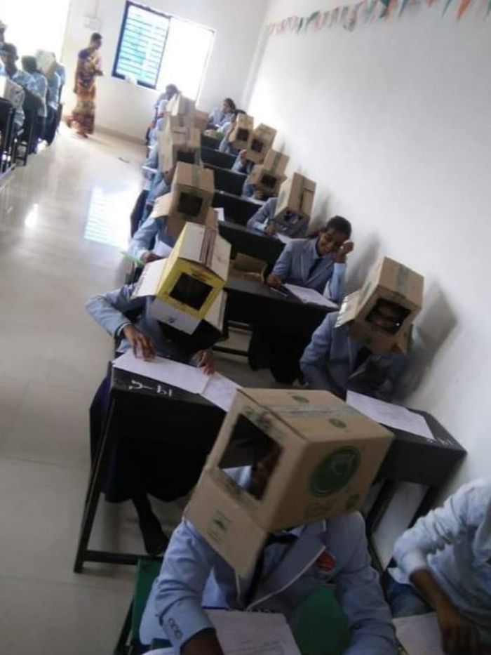 Sekolah Memaksa Siswa Mengenakan Kardus di Kepala Saat Ujian
